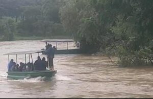 ಉಕ್ಕಿ ಹರಿಯುತ್ತಿರುವ ಕಾವೇರಿ ನದಿಯ ಮಧ್ಯೆ ಸಿಲುಕಿದ ದೋಣಿ: ರಕ್ಷಣೆ