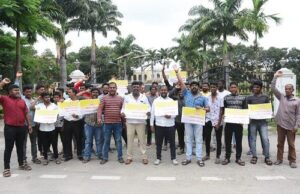 ಮೈಸೂರು: ಒಂಟಿಕೊಪ್ಪಲಿನ ವೆಂಕಟರಮಣ ಸ್ವಾಮಿ ದೇವಸ್ಥಾನವನ್ನು ಮುಜರಾಯಿಗೆ ವಹಿಸಬೇಕೆಂದು ಟ್ರಸ್ಟಿಗಳಿಂದ ಪ್ರತಿಭಟನೆ