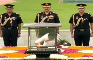 ರಾಜ್ ಘಾಟ್ ಗೆ ತೆರಳಿ ಗಾಂಧೀಜಿ ಸಮಾಧಿಗೆ ನಮಿಸಿದ ದ್ರೌಪದಿ ಮುರ್ಮು