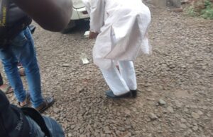 ಸಿದ್ದರಾಮಯ್ಯ ವಾಹನದ ಮೇಲೆ ಪರಿಹಾರ ಧನ ಎಸೆದು ಆಕ್ರೋಶ ವ್ಯಕ್ತಪಡಿಸಿದ ಹಲ್ಲೆ ಸಂತ್ರಸ್ತೆ