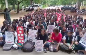 ಬಸ್ ಪಾಸ್ ಅವಧಿ ವಿಸ್ತರಣೆಗೆ ಆಗ್ರಹಿಸಿ ವಿದ್ಯಾರ್ಥಿಗಳಿಂದ ಪ್ರತಿಭಟನೆ