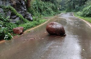 ಧಾರಕಾರ ಮಳೆ: ರಸ್ತೆಗೆ ಉರುಳಿದ ಕಲ್ಲು ಬಂಡೆ