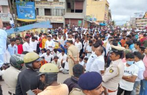 ವೀರ ಸಾವರ್ಕರ್, ಟಿಪ್ಪು ಸುಲ್ತಾನ್ ಕಟೌಟ್ ಅಳವಡಿಕೆ ವಿವಾದ: ಶಿವಮೊಗ್ಗ ಉದ್ವಿಗ್ನ, ಲಘು ಲಾಠಿ ಪ್ರಹಾರ