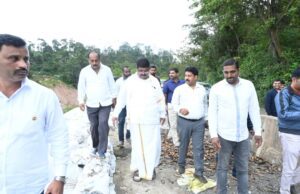 ಬೆಳೆಹಾನಿ ಪ್ರದೇಶಗಳಿಗೆ ಸಚಿವ ಕೆ.ಗೋಪಾಲಯ್ಯ ಭೇಟಿ, ಪರಿಶೀಲನೆ