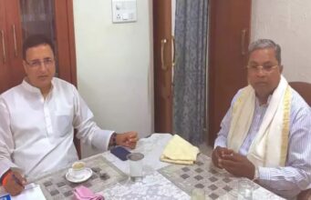 ಸಿದ್ದರಾಮಯ್ಯ ಮನೆಗೆ ಕಾಂಗ್ರೆಸ್ ರಾಜ್ಯ ಉಸ್ತುವಾರಿ ಸುರ್ಜೇವಾಲ ಭೇಟಿ: ಮಾತುಕತೆ