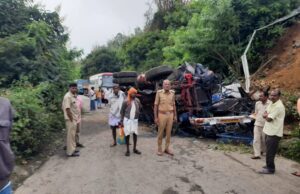 ನಿಯಂತ್ರಣ ತಪ್ಪಿ ಲಾರಿ ಪಲ್ಟಿ: ಗಂಭೀರವಾಗಿ ಗಾಯಗೊಂಡ ಚಾಲಕ