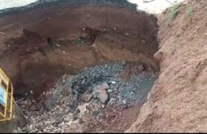 ಮೈಸೂರು ರಿಂಗ್ ರಸ್ತೆ ಬಳಿಯ ಸರ್ವೀಸ್ ರಸ್ತೆಯಲ್ಲಿ 20 ಅಡಿ ಗುಂಡಿ: ಜೀವ ಭಯದಲ್ಲೇ ಸಂಚರಿಸುವ ಸವಾರರು