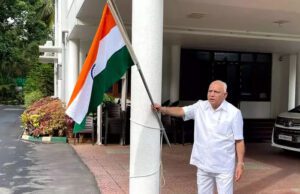 ಸ್ವಾತಂತ್ರ್ಯದ ಅಮೃತ ಮಹೋತ್ಸವ: ಮನೆಗಳಲ್ಲಿ ತಿರಂಗಾ ಹಾರಿಸಿದ ಸಚಿವರು