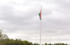 ಅಮೃತ ಸರೋವರ ಕೆರೆದಂಡೆಯಲ್ಲಿ ಹುತಾತ್ಮ ಯೋಧರ ಪೋಷಕರಿಂದ ಧ್ವಜಾರೋಹಣ