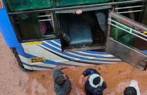 ರಾಮನಗರ: ಅಂಡರ್ ಪಾಸ್’ನಲ್ಲಿ ಸಿಲುಕಿದ ಬಸ್, ನೆರವಿಗೆ ಧಾವಿಸಿದ ಸ್ಥಳೀಯರು