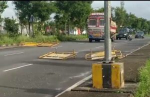 ಮೈಸೂರು: ಗಾಳಿಗೆ ಮುರಿದು ಬಿದ್ದ ಬ್ಯಾರಿಕೇಡ್’ಗಳು