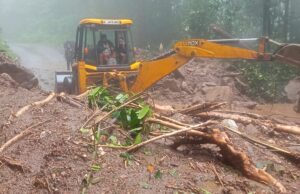 ಮಡಿಕೇರಿ: ಗುಡ್ಡದಿಂದ ಕೆಳಗಿಳಿಯುತ್ತಿರುವ ನೀರು- ತೆರವು ಕಾರ್ಯಾಚರಣೆಗೆ ಅಡ್ಡಿ