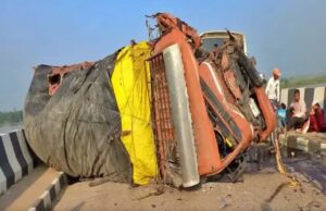 ಬಸ್ ಮತ್ತು ಟ್ರಕ್ ನಡುವೆ ಮುಖಾಮುಖಿ ಡಿಕ್ಕಿ; 8 ಜನ ಸಾವು