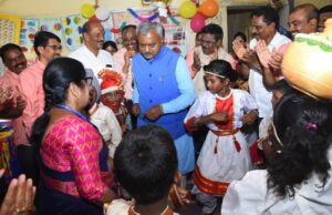 ಮಾವುತರು, ಕಾವಾಡಿಗರ ಮಕ್ಕಳೊಂದಿಗೆ ಹೆಜ್ಜೆ ಹಾಕಿ ಸಂಭ್ರಮಿಸಿದ ಸಚಿವ ಎಸ್.ಟಿ.ಸೋಮಶೇಖರ್