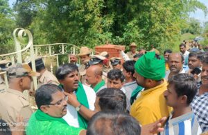 ಮಹೇಶ್ ಭಟ್ ವಿರುದ್ಧ ರೈತರ ಪ್ರತಿಭಟನೆ