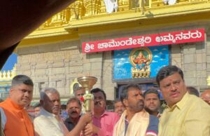 ಚಾಮುಂಡೇಶ್ವರಿ ಸನ್ನಿಧಿಯಲ್ಲಿ ಕ್ರೀಡಾಜ್ಯೋತಿ ಬೆಳಗಿಸಿದ ಸಚಿವ ಎಸ್.ಟಿ.ಸೋಮಶೇಖರ್