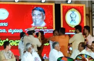 ಚಾಮರಾಜನಗರ: ದೀಪಾಲಂಕಾರ ಅವ್ಯವಸ್ಥೆ- ಕಪ್ಪು ಬಾವುಟ ಪ್ರದರ್ಶನ