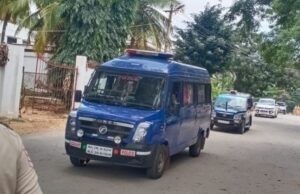 ಲೈಂಗಿಕ ದೌರ್ಜನ್ಯ ಪ್ರಕರಣ: ಸ್ಥಳ ಮಹಜರ್ ಗೆ ಮುರುಘಾ ಶರಣರನ್ನು ಮಠಕ್ಕೆ ಕರೆತಂದ ಪೊಲೀಸರು