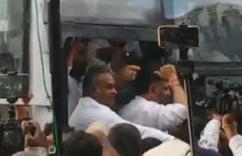 ಬೆಂಗಳೂರಿನ ಬೀದಿ ಬದಿಯ ಗೋಡೆಗೆ ಪೇಸಿಎಂ ಪೋಸ್ಟರ್ ಅಂಟಿಸಿದ ಕಾಂಗ್ರೆಸ್ ನಾಯಕರು