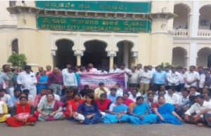 ವಿವಿಧ ಬೇಡಿಕೆ ಈಡೇರಿಕೆಗೆ ಒತ್ತಾಯಿಸಿ ಪಾಲಿಕೆ ಪೌರಕಾರ್ಮಿಕರ ಒಕ್ಕೂಟದ ಪ್ರತಿಭಟನೆ