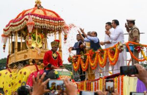 ಸಂವಹನ ಕೊರತೆ: ಲಗ್ನ ಮೀರಿದ ನಂತರ ವಿಜಯದಶಮಿ ಮೆರವಣಿಗೆಗೆ ಚಾಲನೆ