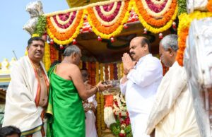 ಚಾಮುಂಡೇಶ್ವರಿ ಉತ್ಸವಮೂರ್ತಿಗೆ ಪೂಜೆ ಸಲ್ಲಿಸಿ, ಮೆರವಣಿಗೆಗೆ ಚಾಲನೆ