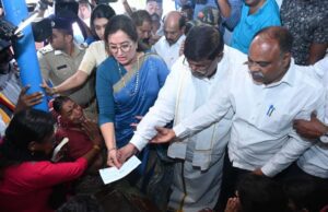 ಮಂಡ್ಯ: ಬಾಲಕಿ ಮೇಲೆ ಅತ್ಯಾಚಾರ ಪ್ರಕರಣ- ಸಂತ್ರಸ್ತೆಯ ಕುಟುಂಬಕ್ಕೆ 10 ಲಕ್ಷ ರೂ. ಪರಿಹಾರದ ಚೆಕ್ ವಿತರಣೆ