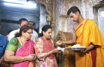 ಗಂಧದಗುಡಿ ಚಿತ್ರ ಬಿಡುಗಡೆ: ಚಾಮುಂಡಿ ತಾಯಿ ದರ್ಶನ ಪಡೆದ ಅಶ್ವಿನಿ ಪುನೀತ್ ರಾಜ್ ಕುಮಾರ್