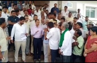 ಹೆಚ್.ಡಿ ಕೋಟೆ ಶಾಸಕ ಅನಿಲ್ ಚಿಕ್ಕಮಾದು ಅವರಿಗೆ ರೈತರಿಂದ ದಿಗ್ಬಂಧನ