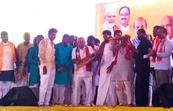 ಭತ್ತ ತೂರುವ ಮೂಲಕ ಬಿಜೆಪಿ ಜನಸಂಕಲ್ಪ ಯಾತ್ರೆ ಉದ್ಘಾಟನೆ