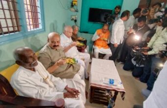 ಪರಿಶಿಷ್ಟರ ಮನೆಯ ಉಪಹಾರ ಸವಿದ ಸಿಎಂ ಬೊಮ್ಮಾಯಿ