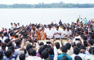 ಕೆಂಪೇಗೌಡ ಪ್ರತಿಮೆ: ಮುಡುಕುತೊರೆಯಲ್ಲಿ ಶ್ರೀಪುರುಷನ ಸಮಾಧಿಯಿಂದ ಮೃತ್ತಿಕೆ ಸಂಗ್ರಹ