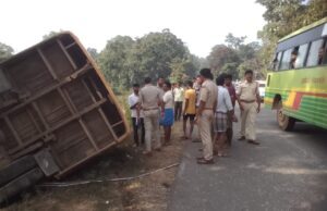 ಶಿರಸಿ: ಶಾಲಾ ಬಸ್ ಪಲ್ಟಿ- ಮಹಿಳೆ ಸಾವು