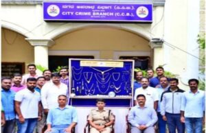 ಮೈಸೂರು: ಸರಗಳ್ಳತನ, ಮನೆಗಳ್ಳತನ ಮಾಡುತ್ತಿದ್ದ ಆರೋಪಿಗಳ ಬಂಧನ- 20.40 ಲಕ್ಷ ರೂ. ಚಿನ್ನಾಭರಣ ವಶ