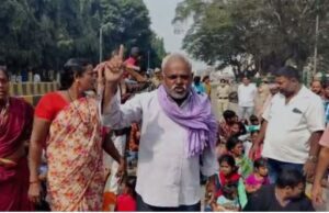 ಮೈಸೂರು: ರಾಜ್ಯೋತ್ಸವ ಮೆರವಣಿಗೆ ವೇಳೆ ದಿಢೀರ್ ಪ್ರತಿಭಟನೆ
