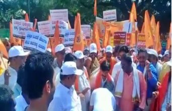 ಶಾಸಕ ಎಸ್.ಎ.ರಾಮದಾಸ್ ಕಾಲು ಮುಟ್ಟಿ ನಮಸ್ಕರಿಸಿದ ಪ್ರತಾಪ್ ಸಿಂಹ