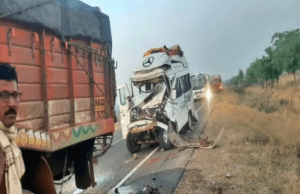 ನಿಂತಿದ್ದ ಲಾರಿಗೆ ಟೆಂಪೋ ಟ್ರಾವೆಲರ್ ಡಿಕ್ಕಿ: ಇಬ್ಬರ ಸಾವು