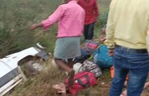 ಡಿವೈಡರ್’ಗೆ ಡಿಕ್ಕಿಯಾಗಿ ಉರುಳಿ ಬಿದ್ದ ಕಾರು: ಮಗು ಸೇರಿದಂತೆ 9 ಜನರಿಗೆ ಗಾಯ