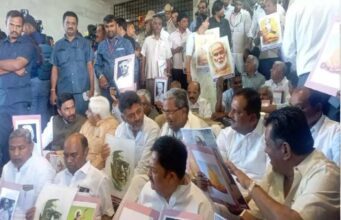 ವಿಧಾನಸಭೆಯಲ್ಲಿ ವೀರ ಸಾವರ್ಕರ್ ಭಾವಚಿತ್ರ ಅನಾವರಣ: ಸುವರ್ಣಸೌಧ ಮೆಟ್ಟಿಲುಗಳ ಮೇಲೆ ಕಾಂಗ್ರೆಸ್ ಧರಣಿ