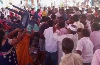 ಸುಮಲತಾ ವೇದಿಕೆ ಹತ್ತಿದ್ದಕ್ಕೆ ಆಕ್ರೋಶ: ಕೈಕೈ ಮಿಲಾಯಿಸಿ, ಕುರ್ಚಿಯಲ್ಲಿ ಬಡಿದಾಡಿಕೊಂಡ ಎರಡು ಗುಂಪುಗಳು