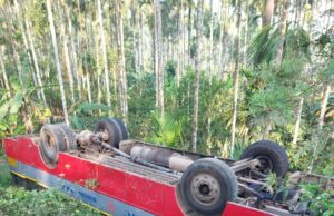 ಚಾಲಕನ ನಿಯಂತ್ರಣ ತಪ್ಪಿ ಕಂದಕಕ್ಕೆ ಉರುಳಿದ ಕೆಎಸ್’ಆರ್’ಟಿಸಿ ಬಸ್: 40 ಮಂದಿಗೆ ಗಾಯ