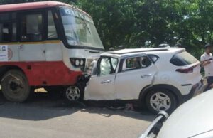 ಕೆಎಸ್’ಆರ್’ಟಿಸಿ ಬಸ್ – ಕಾರು ನಡುವೆ ಅಪಘಾತ: ಮಗು ಸಾವು, ನಾಲ್ವರು ಗಂಭೀರ