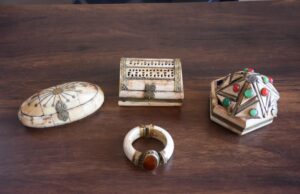 ಆನೆ ದಂತದಿಂದ ತಯಾರಿಸಿದ ಕಲಾಕೃತಿಗಳನ್ನು ಮಾರಾಟ ಮಾಡಲು ಯತ್ನ: ಐವರ ಬಂಧನ