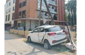 ವಿದ್ಯುತ್ ಕಂಬಕ್ಕೆ ಕಾರು ಡಿಕ್ಕಿ: ಇಬ್ಬರಿಗೆ ಗಂಭೀರ ಗಾಯ