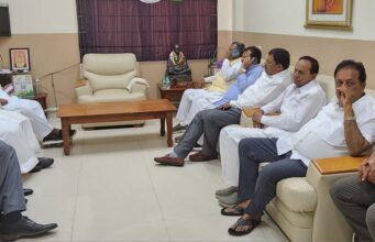 ರೈತ ಸಂಘದ ಅಭ್ಯರ್ಥಿ ದರ್ಶನ್ ಪುಟ್ಟಣ್ಣಯ್ಯ ಜೊತೆ ಕಾಂಗ್ರೆಸ್ ನಾಯಕರ ಚರ್ಚೆ