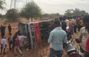 ಕೆಎಸ್’ಆರ್’ಟಿಸಿ ಬಸ್ ಪಲ್ಟಿ: 25 ಮಂದಿಗೆ ಗಾಯ