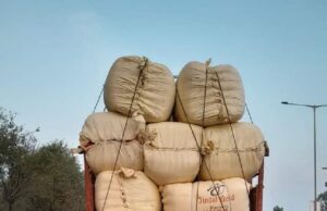 ಮತದಾರರಿಗೆ ಹಂಚಲು ಸಾಗಿಸುತ್ತಿದ್ದ 4.99 ಲಕ್ಷ ಮೌಲ್ಯದ ಬೆಡ್ ಶೀಟ್ ವಶ