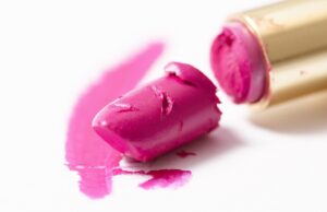 ಲಿಪ್ ಸ್ಟಿಕ್ ಹಚ್ಚಿಕೊಳ್ಳುವ ಗಂಡನ ವಿರುದ್ಧ ದೂರು ದಾಖಲಿಸಿದ ಪತ್ನಿ