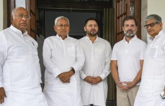 ರಾಹುಲ್ ಗಾಂಧಿ ಸಮ್ಮುಖದಲ್ಲಿ ಮಲ್ಲಿಕಾರ್ಜುನ ಖರ್ಗೆ ಭೇಟಿ ಮಾಡಿದ ಬಿಹಾರ ಸಿಎಂ ನಿತೀಶ್, ಡಿಸಿಎಂ ತೇಜಸ್ವಿ