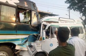 ನಿಂತಿದ್ದ ಬಸ್’ಗೆ ಟಿಟಿ ಢಿಕ್ಕಿ: ಇಬ್ಬರ ಸಾವು, ಹಲವರಿಗೆ ಗಾಯ